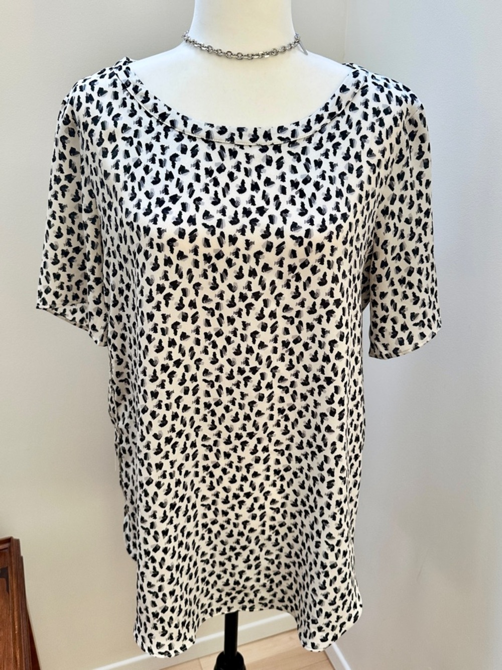 Banana Republic Women’s Blouse | Size Medium Tall | Black and White Dots | Silky
